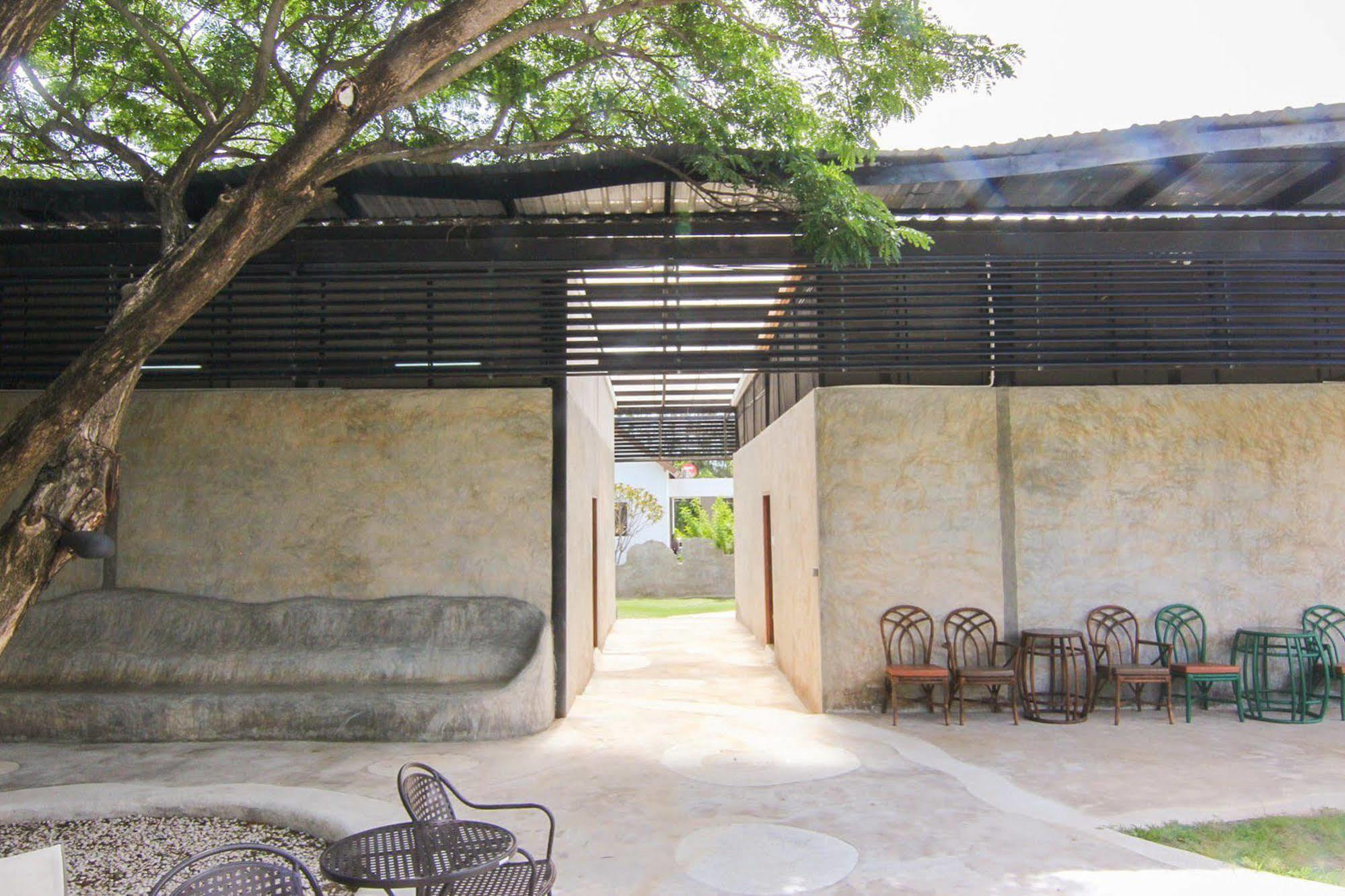 Naidee Sculptured Huts Hotel Hua Hin Ngoại thất bức ảnh
